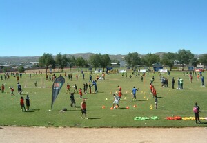 Perfekte Organisation und begeisterte junge Fußballerinnen und Fußball kennzeichneten das "Grasroots Festival" in Windhuk. Foto: Stärk