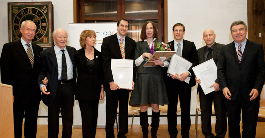 Dietrich Kurz, Ommo Grupe, Gudrun Doll-Tepper, Jürgen Scharhag, Claudia Pawlenka, Urs Granacher, Daniel Memmert, Thomas Bach (v.l.) bei der Preisverleihung in Tübingen. Foto:DOSB/Marquardt