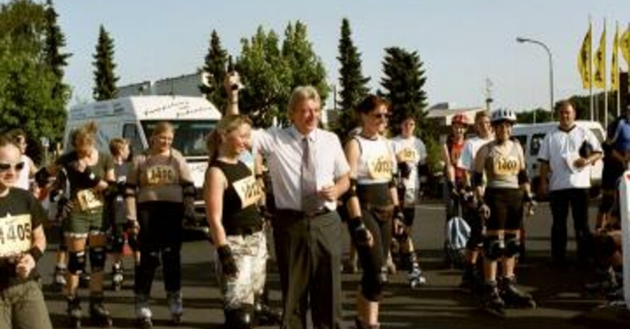 Schon im letzten Jahr gab es in Gießen einen Inliner-Lauf im Rahmen des Sportabzeichens. Der Startschuss wurde von dem hessischen Innenminister Volker Bouffier (Mitte) gegeben. (Foto: BARMER Ersatzkasse)