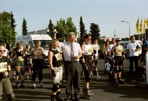 Schon im letzten Jahr gab es in Gießen einen Inliner-Lauf im Rahmen des Sportabzeichens. Der Startschuss wurde von dem hessischen Innenminister Volker Bouffier (Mitte) gegeben. (Foto: BARMER Ersatzkasse)