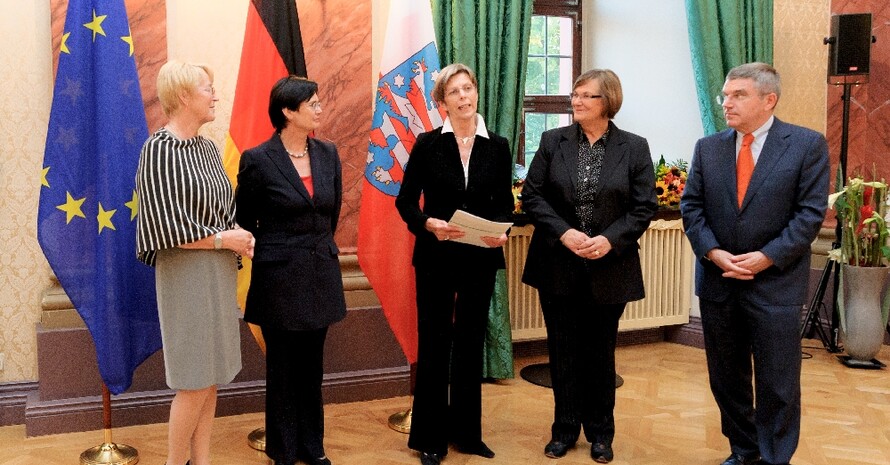 Gleichstellungspreisträgerin Ingelore Rosenkötter (m.) mit Mona Küppers, Christine Lieberknecht, Ilse Ridder-Melchers, Thomas Bach (v.l.). Foto: DOSB/Anja Schnabel