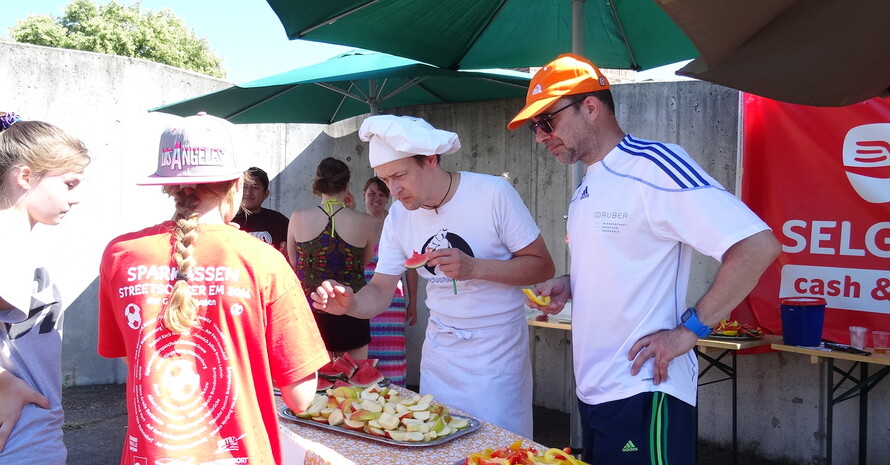 Alex Sommerfeldt (li.) und Wolfgang Gruber geben Tipps zum Thema Ernährung. Foto: Marco Dames.