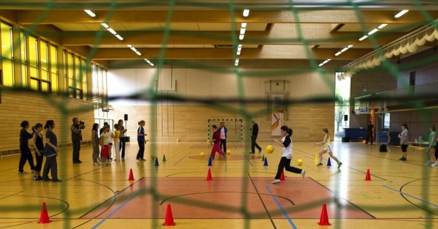 Schülerinnen beim Balltraining in einer Schulsportstunde an einer Ganztagsschule. Foto: picture-alliance