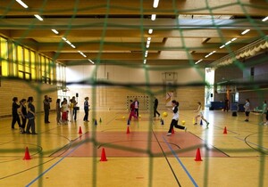 Schülerinnen beim Balltraining in einer Schulsportstunde an einer Ganztagsschule. Foto: picture-alliance