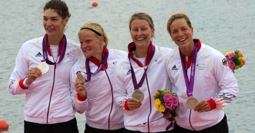 Die strahlenden Silbermedailliengewinnerinnen des Frauen-Doppelvierers auf dem Dorney Lake. Foto: picture-alliance