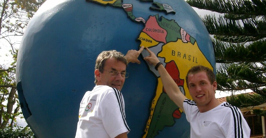 Die Sport-Entwicklungsexperten Björn Wangemann (li.) und Oliver Scheer zeigen, wo ihr künftiges Einsatzgebiet liegt. Foto: privat