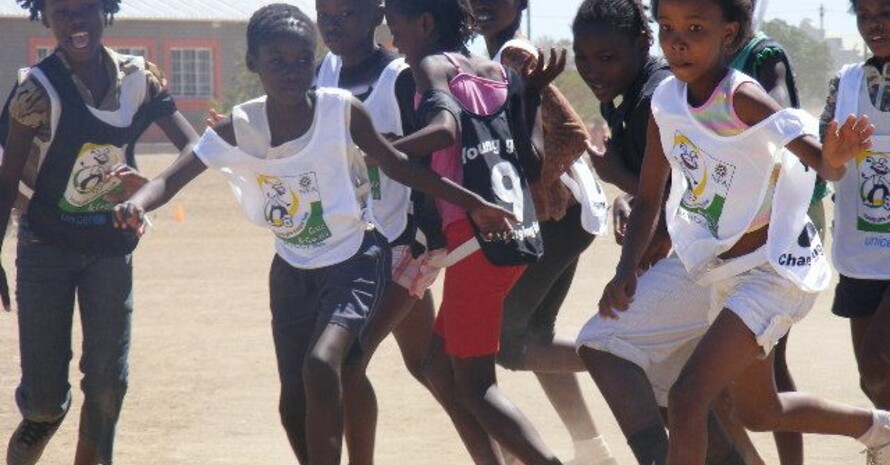 Die jüngsten Spielerinnen im namibischen Fußballverband rangeln um den Ball. Foto: Stärk