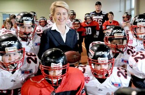 Die Bundesministerin für Arbeit und Soziales, Ursula von der Leyen bei den Spielern der Bambinigruppe des Footballvereins Düsseldorfer Panther, der Jugendlichen aus benachteiligten Familien eine vergünstigte Teilnahme am Training ermöglicht. Foto: picture-alliance