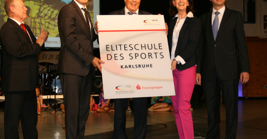 Gerhard Diehl (Schulleiter der Integrierten Gesamtschule Mannheim), Andreas Stoch (Minister für Kultus, Jugend und Sport in Baden-Württemberg), Jürgen Morath (scheidender Schulleiter des Otto-Hahn-Gymnasiums Karlsruhe), DOSB-Vizepräsidentin Christa Thiel und Michael Reichert (Filialdirektor der Sparkasse Karlsruhe-Ettlingen) (v.l.) bei der Überreichung der Urkunde in Karlsruhe.