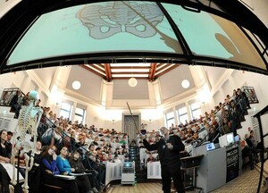 Studenten folgen in einer medizinischen Vorlesung den Ausführungen ihres Dozenten. Copyright: picture-alliance