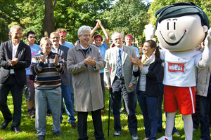 Der neue Trimm Dich-Parcours auf der Dreieckswiese am Sandfangweg durch Herrn Martin Leser (Garten- und Tiefbauamt), Hermann Aichele (Sportpolitischer Sprecher), Wolfgang Vasen (Garten- und Tiefbauamt), den Ersten Bürgermeister Otto Neideck, Klaus Jedem (Vorsitzender Sportkreis Freiburg e. V.) und Melanie Dorotik (Molkerei Alois Müller) (v.l.) feierlich eröffnet.