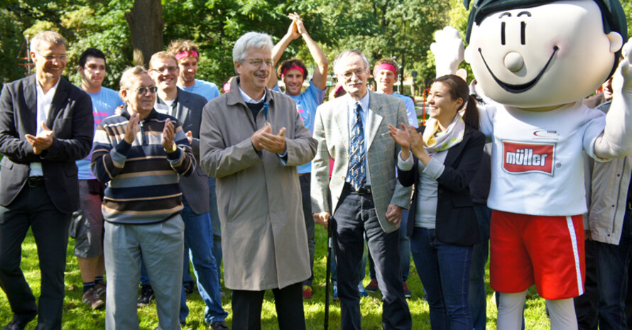 Der neue Trimm Dich-Parcours auf der Dreieckswiese am Sandfangweg durch Herrn Martin Leser (Garten- und Tiefbauamt), Hermann Aichele (Sportpolitischer Sprecher), Wolfgang Vasen (Garten- und Tiefbauamt), den Ersten Bürgermeister Otto Neideck, Klaus Jedem (Vorsitzender Sportkreis Freiburg e. V.) und Melanie Dorotik (Molkerei Alois Müller) (v.l.) feierlich eröffnet.