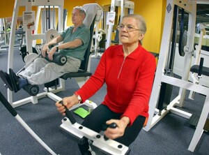 Zweimal in der Woche eine Dreiviertelstunde Krafttraining empfiehlt der Sportwissenschaftler für die Erhaltung der Fitness älterer Menschen. Foto: picture-alliance