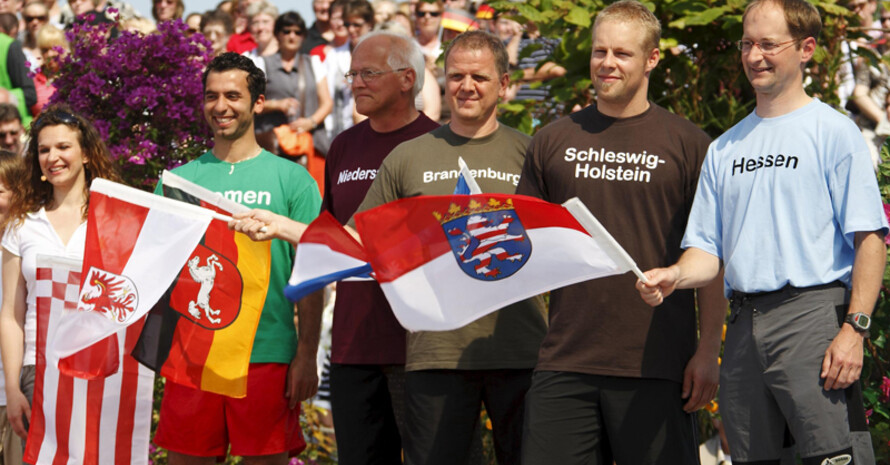 Vereinsvertreter aus verschiedenen Bundesländern treten im ZDF-Fernsehgarten in Wettstreit. Foto: DOSB