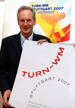 Damit die Landeshauptstadt auch künftig Sportstadt ist, schreibt Stuttgart eine Entwicklungsstudie aus. Das Bild zeigt Oberbürgermeister Dr. Wolfgang Schuster mit dem Logo der Turn WM 2007. Copyright picture-alliance