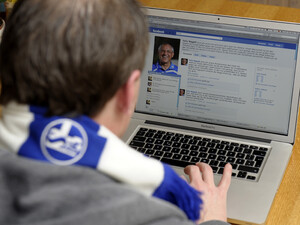 Fans halten durch Facebook Kontakt zu ihrem Verein. Foto: picture-alliance