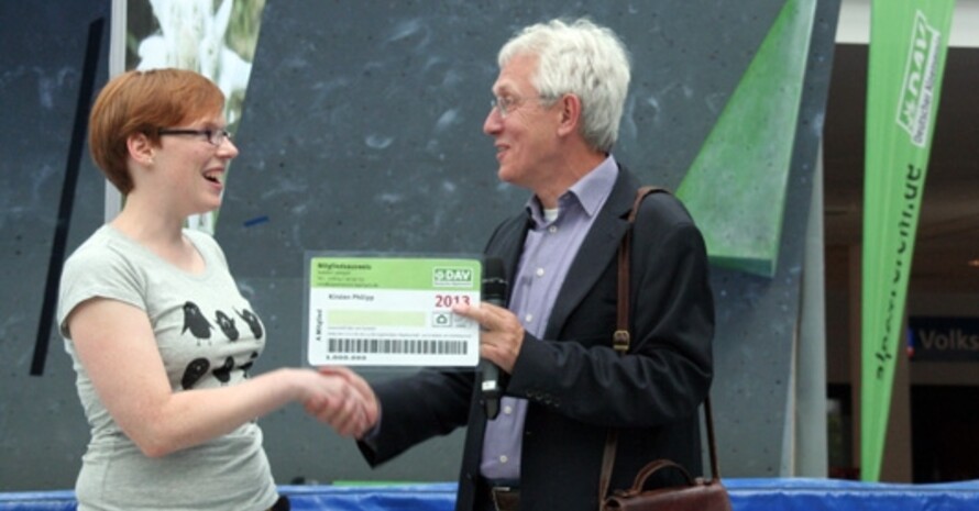 DAV-Vizepräsident Franz-Josef van de Loo (rechts) übergab den Mitgliedsausweis an Kirsten Philipp. Foto: Deutscher Alpenverein