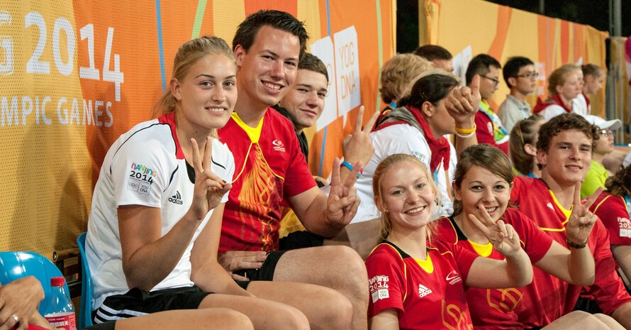 Auf der Tribüne nahmen die academy camp Teilnehmer Beachvolleyballerin und Fahnenträgerin Lisa Arnholdt in ihre Mitte. Fotos: DOSB