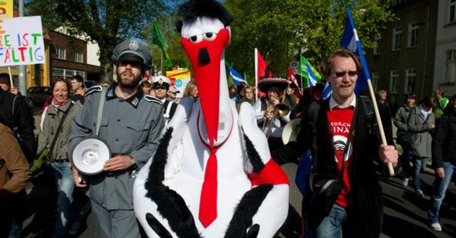 Die Satirefigur "Storch Heinar" und seine Marschmusik-Kapelle "Storchkraft" laufen 2011 in Greifswald auf einer Gegenveranstaltung zur NPD-Demonstration. Foto: picture-alliance