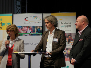 Gudrun Doll-Tepper, Stephan Schulz-Algie von der Sportjugend Hessen und Ingo Weiss bei der Fachkonferenz "Schule und Sport". Foto: dsj