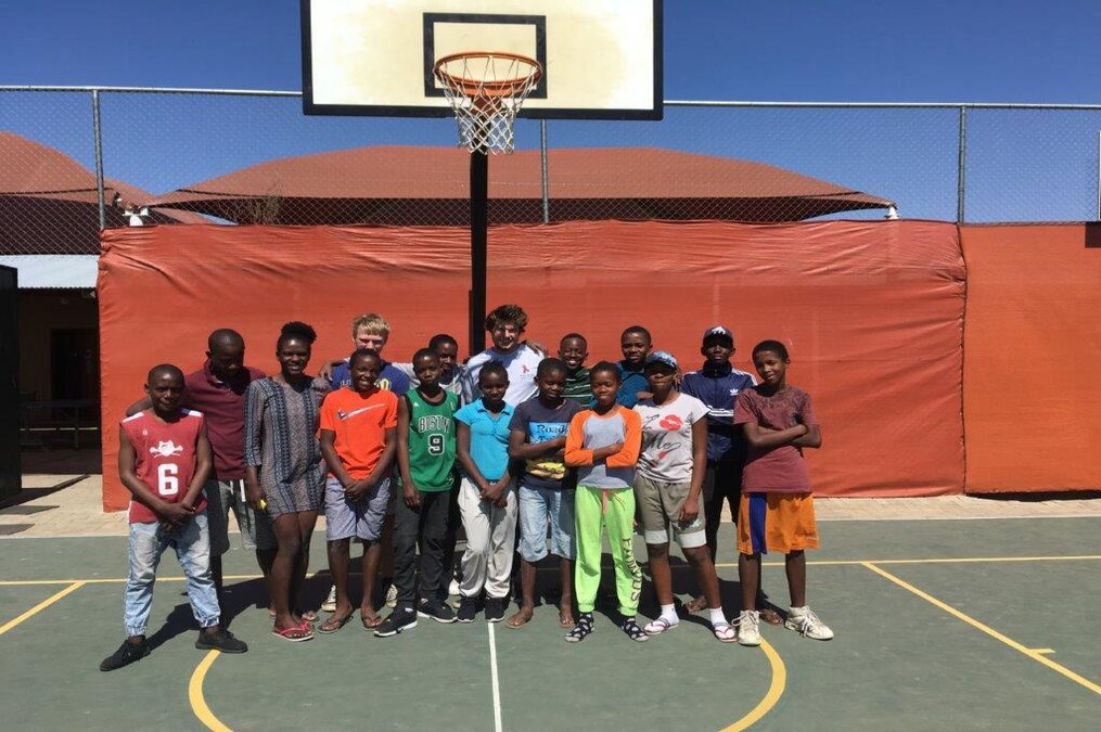 Jan (Mitte links) und Leo (Mitte rechts) mit den Kindern in Katutura. Foto: DOSB Jan (Mitte links) und Leo (Mitte rechts) mit den Kindern in Katutura. Foto: DOSB