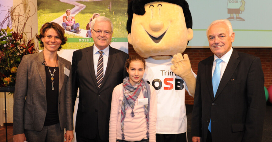 Moderatorin Anke Feller, Parlamentarischer Staatssekretär Hermann Kues, Kindermoderatorin Pauline Herrmann, Trimmy und DOSB-Vizepräsident Walter Schneeloch (v.l.). Foto: DOSB