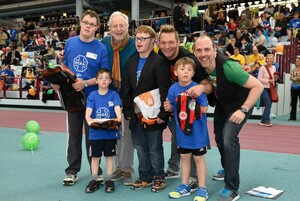 Die Gewinner des ersten Talentwettbewerbs 2015 mit Joachim Hermann Luger (TV-Serie Lindenstraße). Foto: Deutsches Down-Sportlerfestival