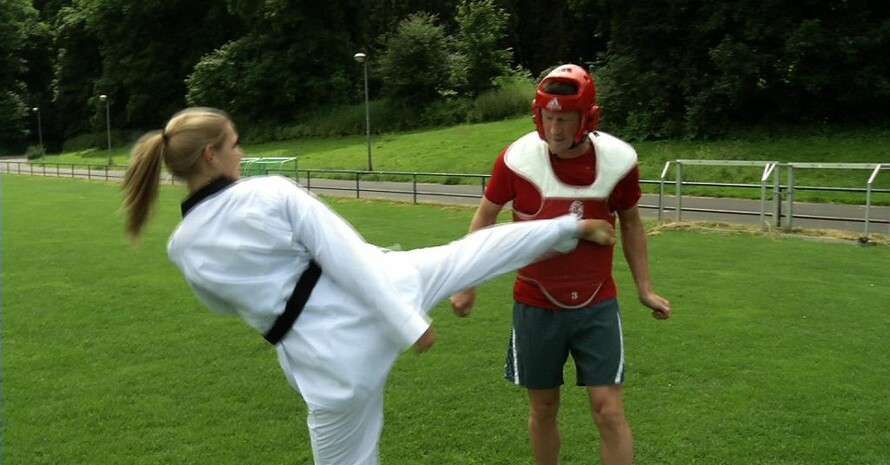 Christian Keller konnte sich von Taekwondo-Kämpferin Helena Fromm überzeugen lassen als Trainingspartner zur Verfügung zu stehen. Foto: Schmidt Media