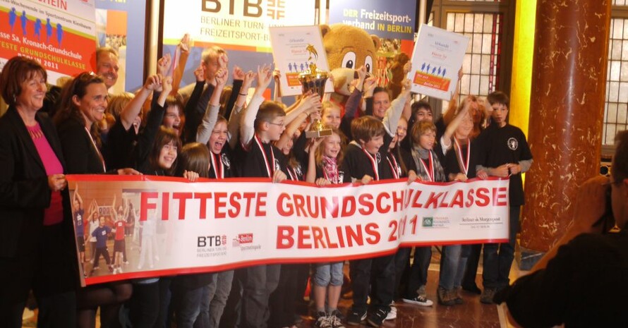 Die Schülerinnen und Schüler der Klasse 5a der Kronach-Grundschule sind die stolzen Gesamtsieger. Foto: K. Weise