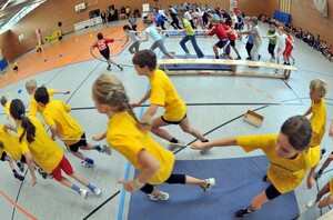 Kinder beim Zirkeltraining in der Schule; Foto: picture-alliance