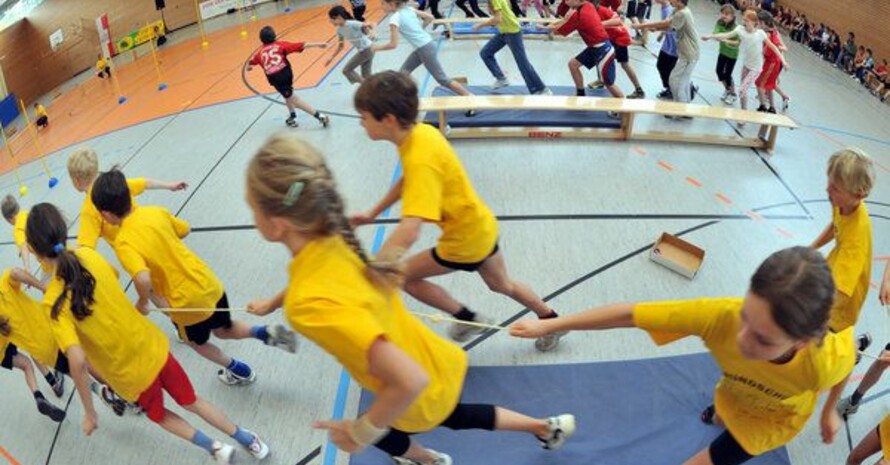 Kinder beim Zirkeltraining in der Schule; Foto: picture-alliance