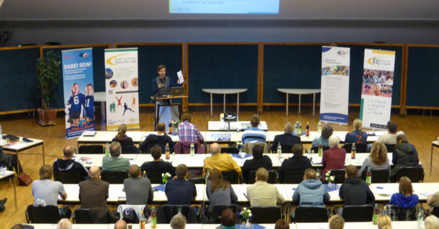 Mehr als 100 Teilnehmende informierten sich zum Programm  „Sport: Bündnisse! Bewegung – Bildung – Teilhabe“ in Kiel. Foto: Sportjugend Schleswig-Holstein