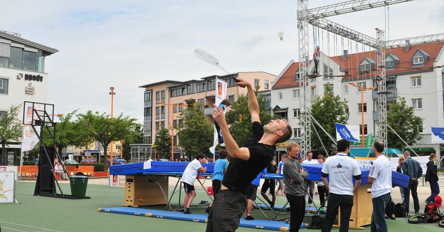 Interessierte Gäste probieren unterschiedliche Sport- und Bewegungsangebote aus. Foto: Lindemann/Deutsche Sportjugend