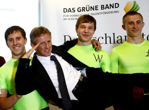 Jubelte mit den "Grünes Band"-Gewinnern: Jens Weißflog. Copyright: Getty Images