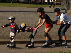 Im Sinne von "Generationen bewegen" fehlen dieser Familie noch die sportlichen Großeltern. Copyright: picture-alliance