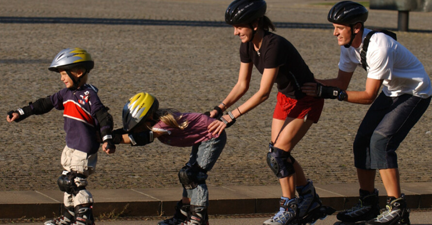 Im Sinne von "Generationen bewegen" fehlen dieser Familie noch die sportlichen Großeltern. Copyright: picture-alliance