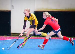 Für den Harvestehuder Tennis- und Hockey-Club immer am Ball: Nachwuchstalent Emma Kremdahl im Spiel gegen LBV Phönix Lübeck. Bild: Harvestehuder Tennis- und Hockey-Club