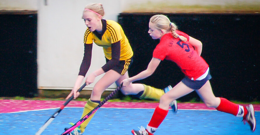 Für den Harvestehuder Tennis- und Hockey-Club immer am Ball: Nachwuchstalent Emma Kremdahl im Spiel gegen LBV Phönix Lübeck. Bild: Harvestehuder Tennis- und Hockey-Club