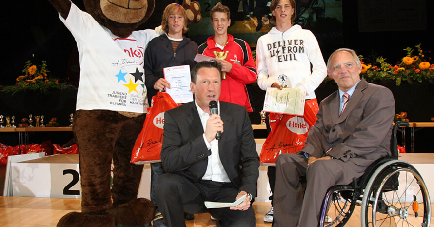 Moderator Christian Keller (vorne) und Bundesinnenminister Wolfgang Schäuble (rechts) mit jungen Sporttalenten und Maskottchen. Bild: JTFO