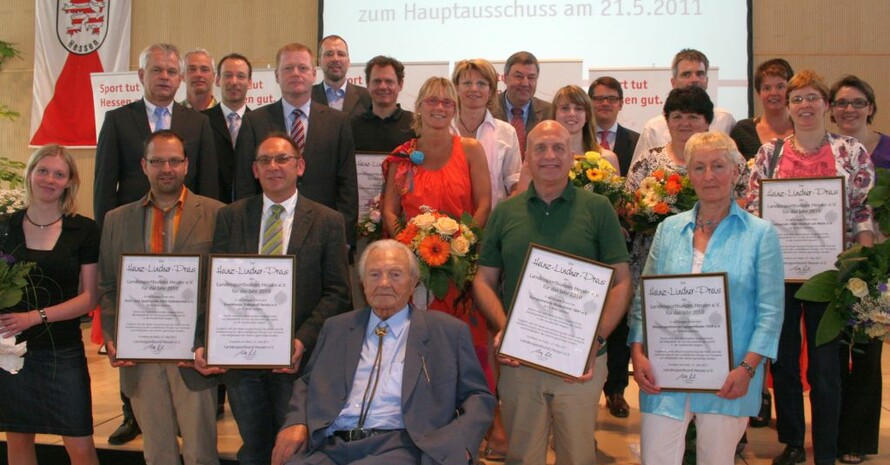 Die Preisträger 2011 stellen sich zum Gruppenfoto mit dem Geldgeber des Preises, Erwin Himmelseher (vorne). Foto: LSB Hessen/Werner Hinz