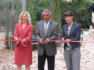 Bürgermeisterin Gabriele Warminski-Leutheußer, der Präsident des Badischen Sportbundes Nord Heinz Janalik und Cornelia Stuhler von der Molkerei Müller (v.l.) bei der Einweihung des Trimm Dich-Parcours.