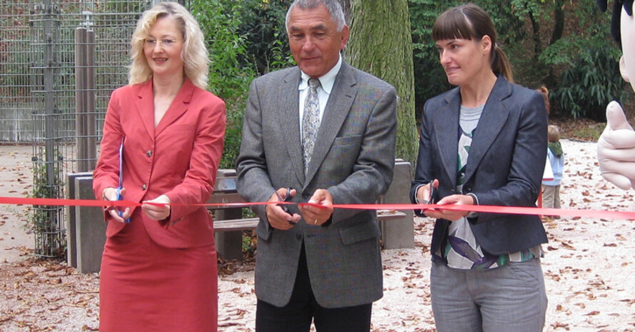 Bürgermeisterin Gabriele Warminski-Leutheußer, der Präsident des Badischen Sportbundes Nord Heinz Janalik und Cornelia Stuhler von der Molkerei Müller (v.l.) bei der Einweihung des Trimm Dich-Parcours.