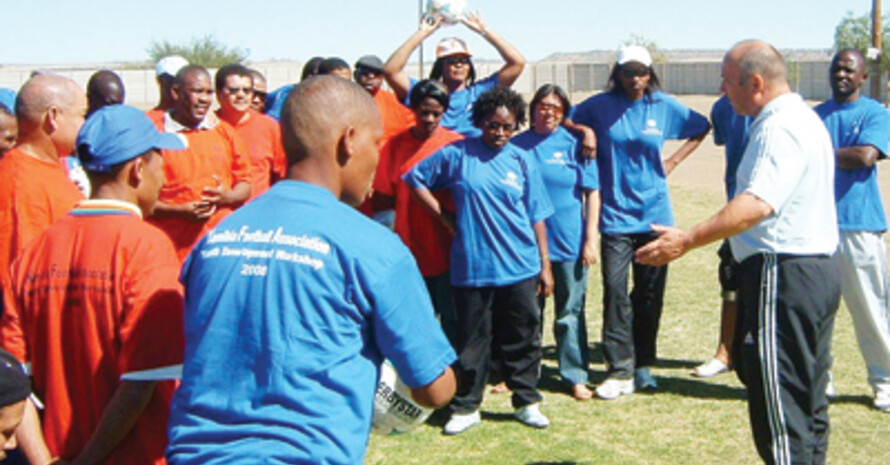 Der Technische Direktor des Namibischen Fußballverbandes (NFA), Klaus Stärk (r.), beim ersten Trainer-Workshop in Keetmanshoop. Gleich 47 Teilnehmer nahmen am Kurs teil. Foto: Allgemeine Zeitung, Windhoek