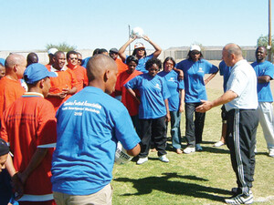 Der Technische Direktor des Namibischen Fußballverbandes (NFA), Klaus Stärk (r.), beim ersten Trainer-Workshop in Keetmanshoop. Gleich 47 Teilnehmer nahmen am Kurs teil. Foto: Allgemeine Zeitung, Windhoek