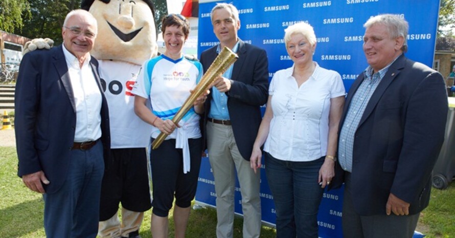 Hoher Besuch bei Festival des Sports in Kiel: LSV-Präsident Dr. Ekkehard Wienholtz, die viermalige Olympiasiegerin im Rudern, Kathrin Boron, Schleswig-Holsteins Innenminister Andreas Breitner, Mitglied im DOSB-Präsidialausschuss Breitensport/Sportentwicklung Margit Budde und Landtagspräsident Klaus Schlie - und natürlich Trimmy. Quelle: Picture Alliance