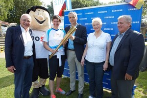 Hoher Besuch bei Festival des Sports in Kiel: LSV-Präsident Dr. Ekkehard Wienholtz, die viermalige Olympiasiegerin im Rudern, Kathrin Boron, Schleswig-Holsteins Innenminister Andreas Breitner, Mitglied im DOSB-Präsidialausschuss Breitensport/Sportentwicklung Margit Budde und Landtagspräsident Klaus Schlie - und natürlich Trimmy. Quelle: Picture Alliance