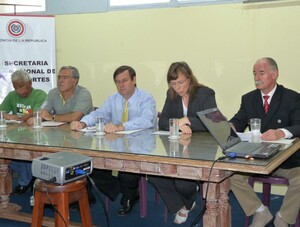 Leichtathletikexperte Herbert Swoboda (re.) wird in Asunción der Presse vorgestellt. Foto: Federación Paraguaya de Atletismo