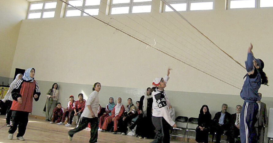 Junge Frauen bei einem Volleyball-Turnier in Afghanistan. Copyright: picture-alliance