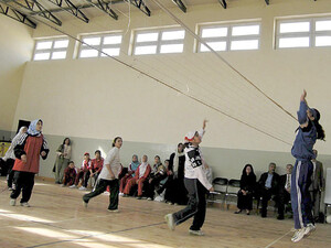 Junge Frauen bei einem Volleyball-Turnier in Afghanistan. Copyright: picture-alliance