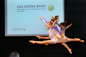 Auch in diesem Jahr freuen sich wieder 50 Vereine über das "Grüne Band". Foto: Picture Alliance